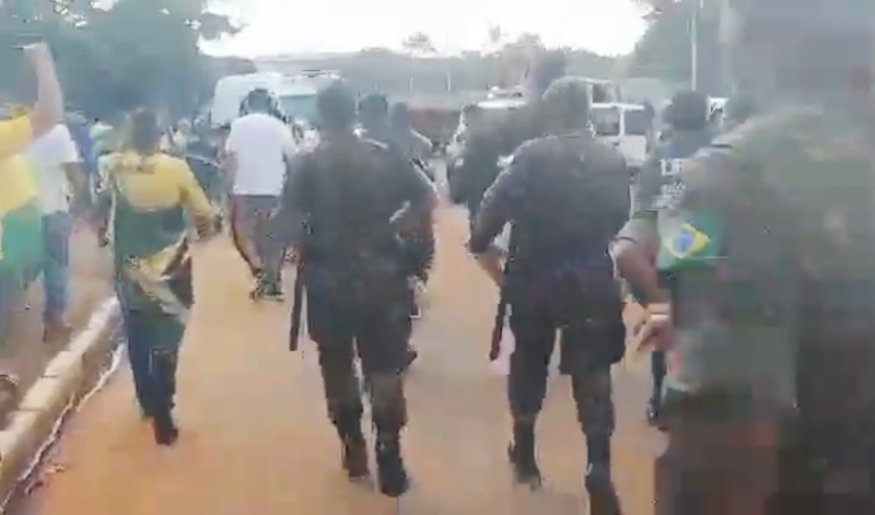 Confusão: Exército suspende retirada de acampamento em frente ao QG de Brasília. Veja o vídeo