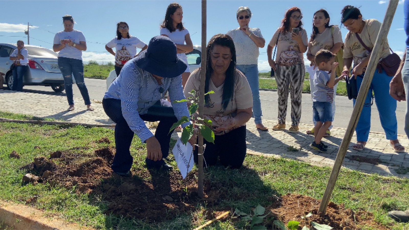 Reportagem: UFCG Patos, Mães de Pietá e Secretaria de Meio Ambiente plantam mudas com nome de filhos falecidos, na Alça Sudeste, em Patos
