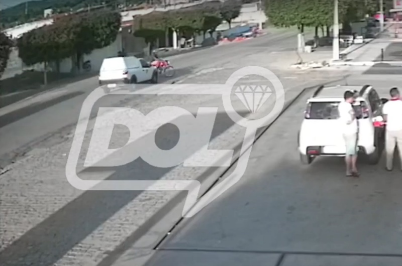 Motociclista é atingido por carro ao atravessar rodovia, em Diamante; veja vídeo impressionante