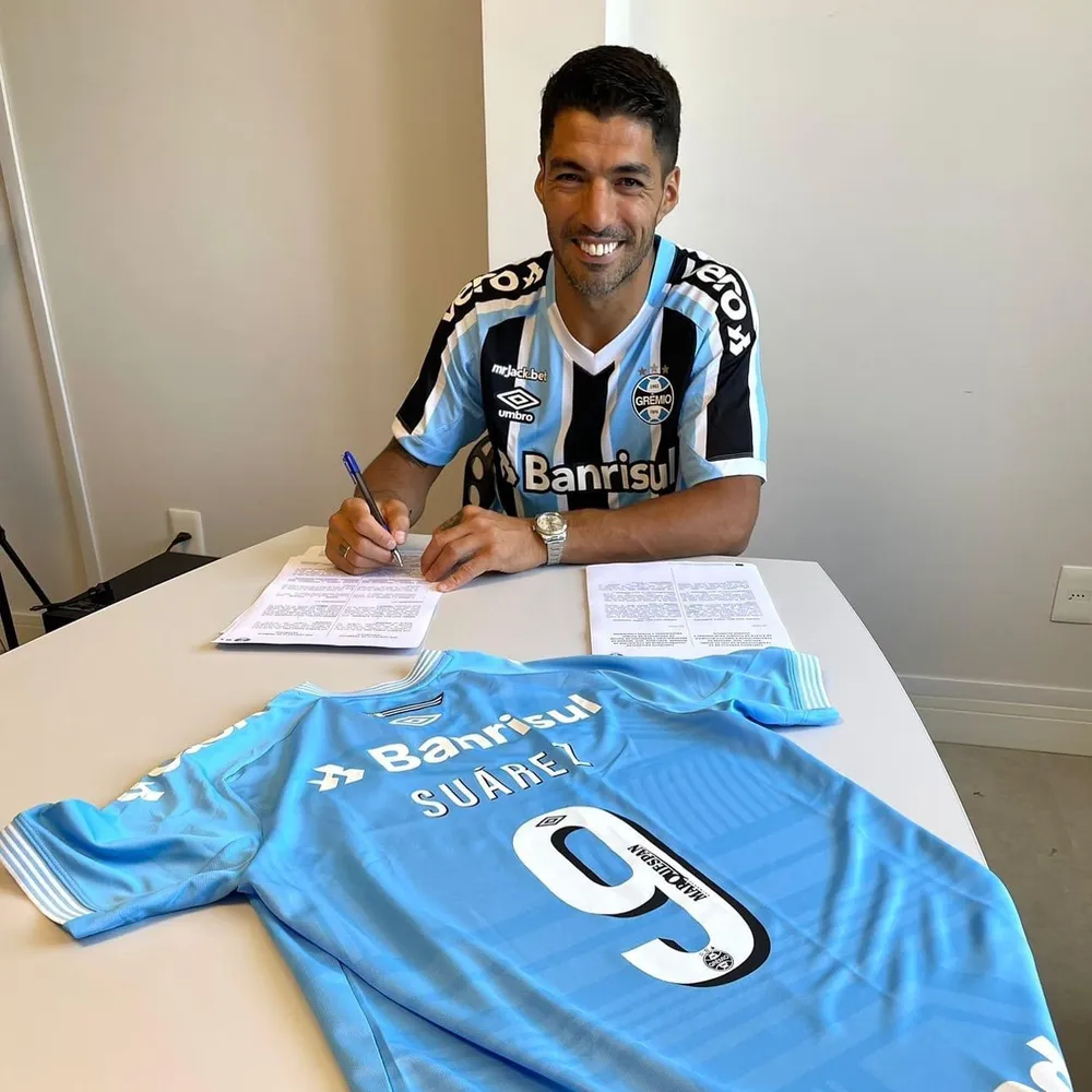 Grêmio anuncia contratação do atacante Luís Suárez