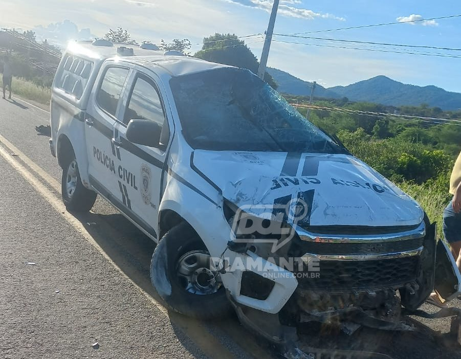 Viatura da Polícia Civil capota em rodovia de Itaporanga