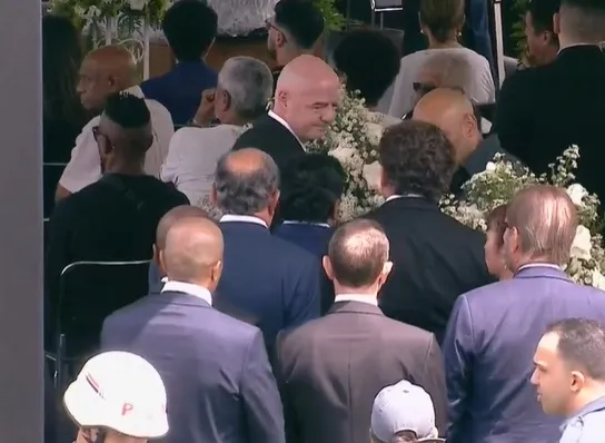 Fãs se despendem de Pelé durante velório na Vila Belmiro