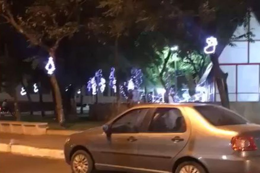 Casal é flagrado em cena de sexo explícito em praça pública de Catolé do Rocha. VÍDEO