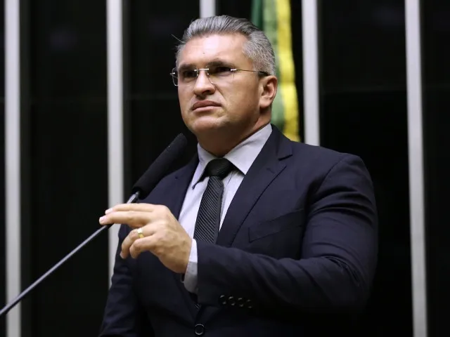 Presidente do STF envia à PGR pedido de Bolsonaro para investigar Julian Lemos
