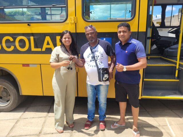 Prefeitura de Catingueira entrega novo ônibus escolar