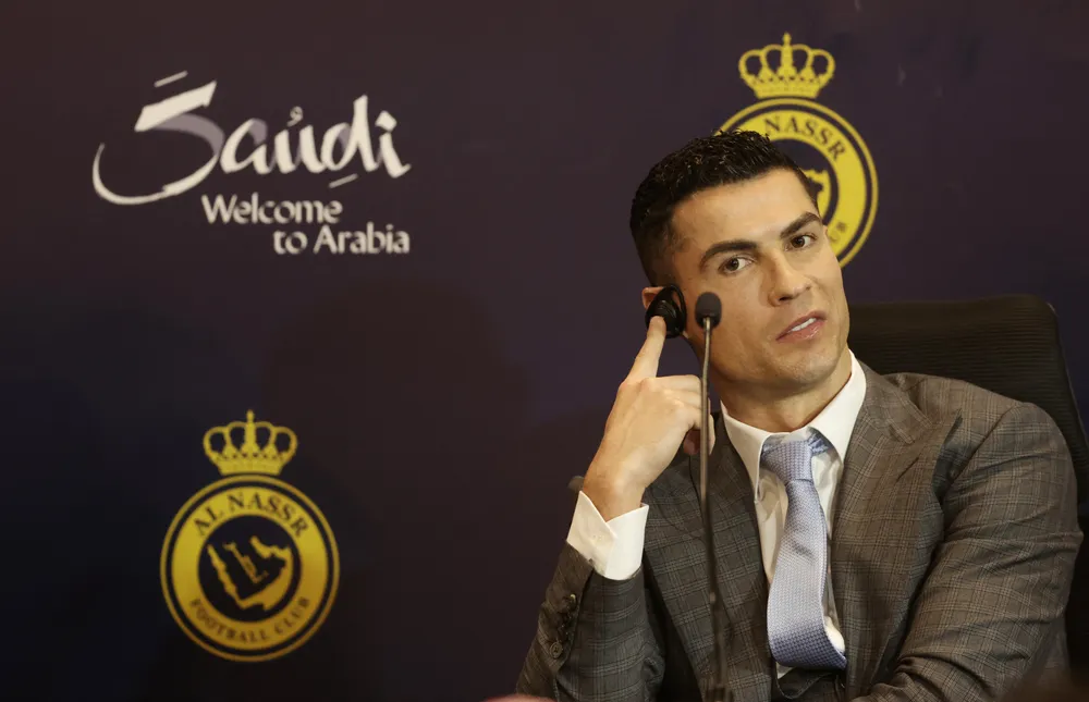 Cristiano Ronaldo é apresentado no Al-Nassr e revela propostas do Brasil
