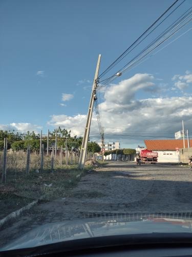 Moradores alertam para postes com inclinação nos bairros da cidade de Patos; Energisa diz que equipe será enviada para avaliar os casos