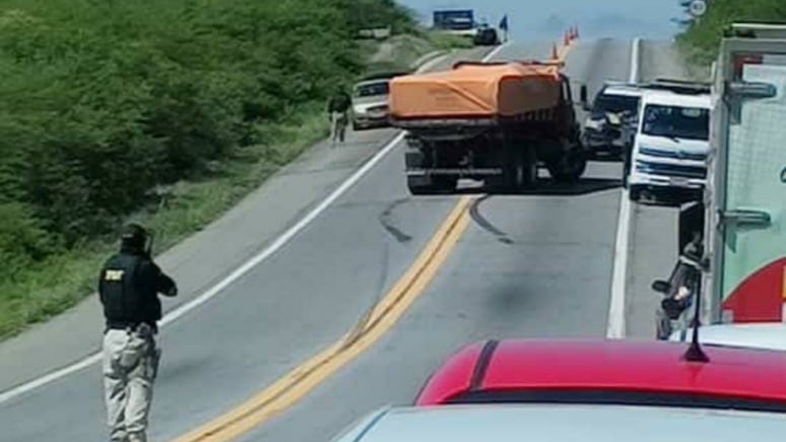 Colisão entre caçamba e carro é registrada na manhã desta quarta (04) na BR-230, nas proximidades do acesso ao município de Quixabá