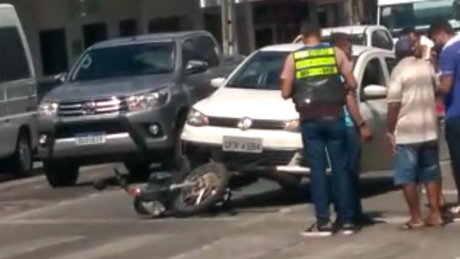 Carro atropela motocicleta em semáforo da Rua Pedro Firmino, no Centro de Patos, e motociclista sai ileso; Veja Vídeo