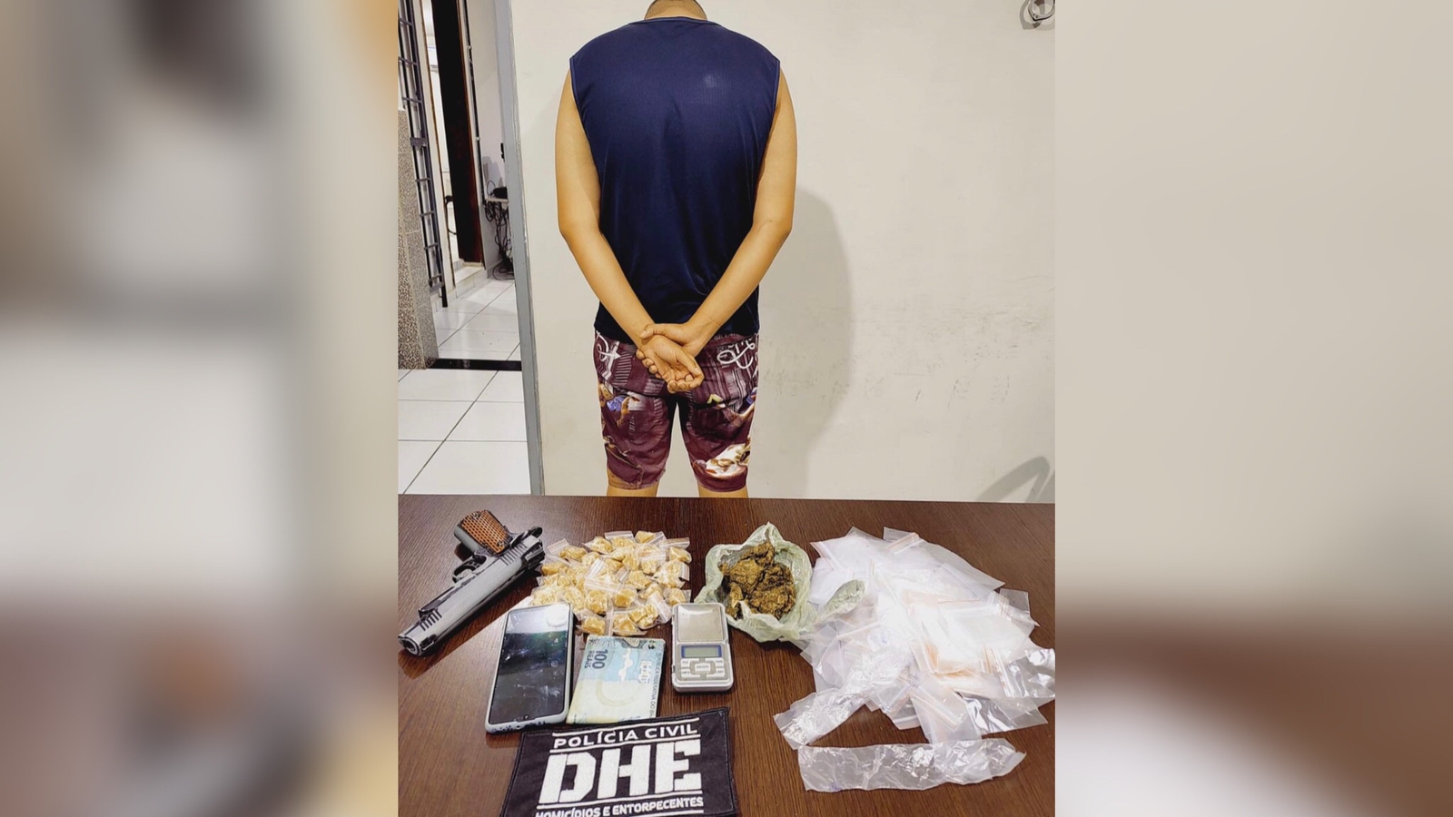 Policiais da DHE vão averiguar denúncia, apreendem menor e encontram grande quantidade de entorpecentes em residência, no bairro São Sebastião