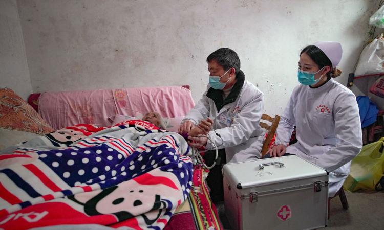 Famílias queimam mortos em ruas da China em meio à explosão de casos de Covid-19