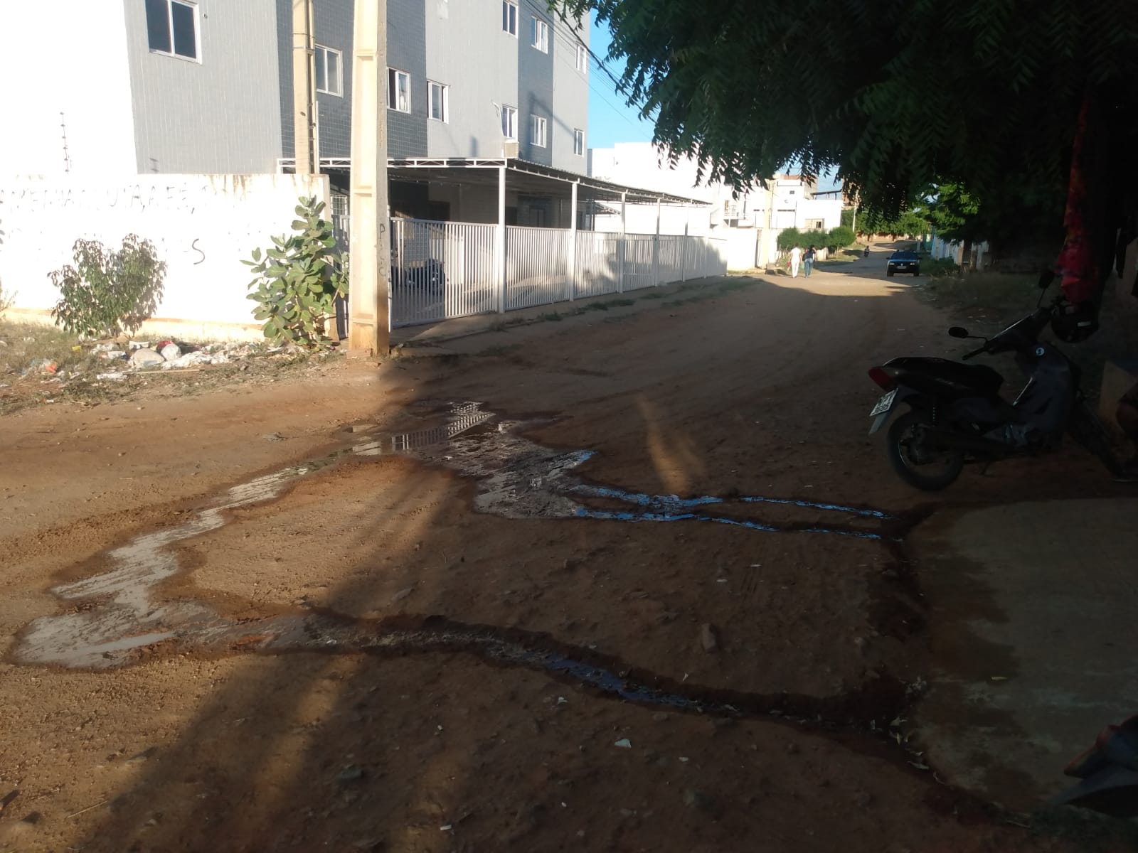 Moradores da Rua João Mariano, no bairro São Sebastião, cobram conserto de galeria estourada há mais de 15 dias; prefeitura se posiciona e diz que será resolvido o quanto antes