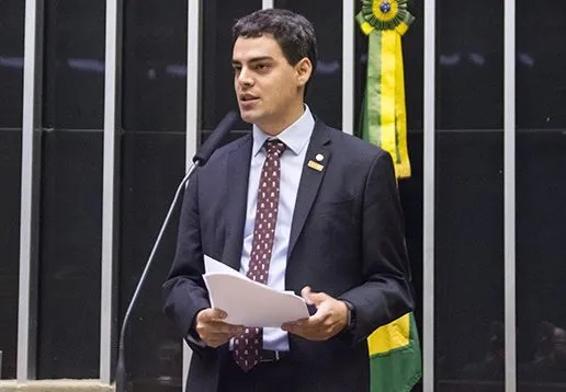 Deputado do Partido Novo quer tirar necessidade de diploma para médico veterinário, engenheiro, jornalista, fisioterapeuta e mais de 100 profissões