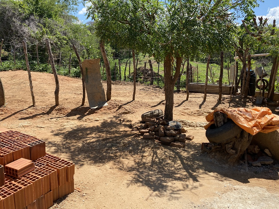 Agricultor é espancado por assaltantes na zona rural de Cajazeiras, tem cano da arma colocado na boca, mas evita disparo. VÍDEO