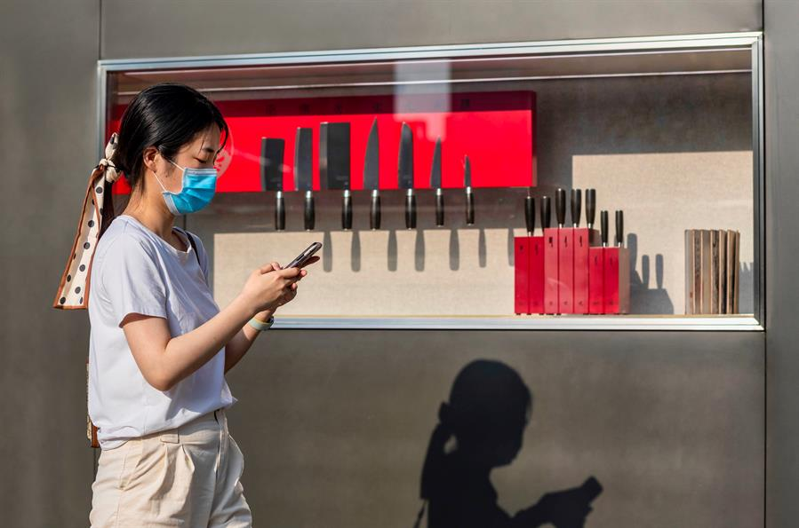 China suspende redes sociais de cidadãos críticos às políticas contra Covid-19