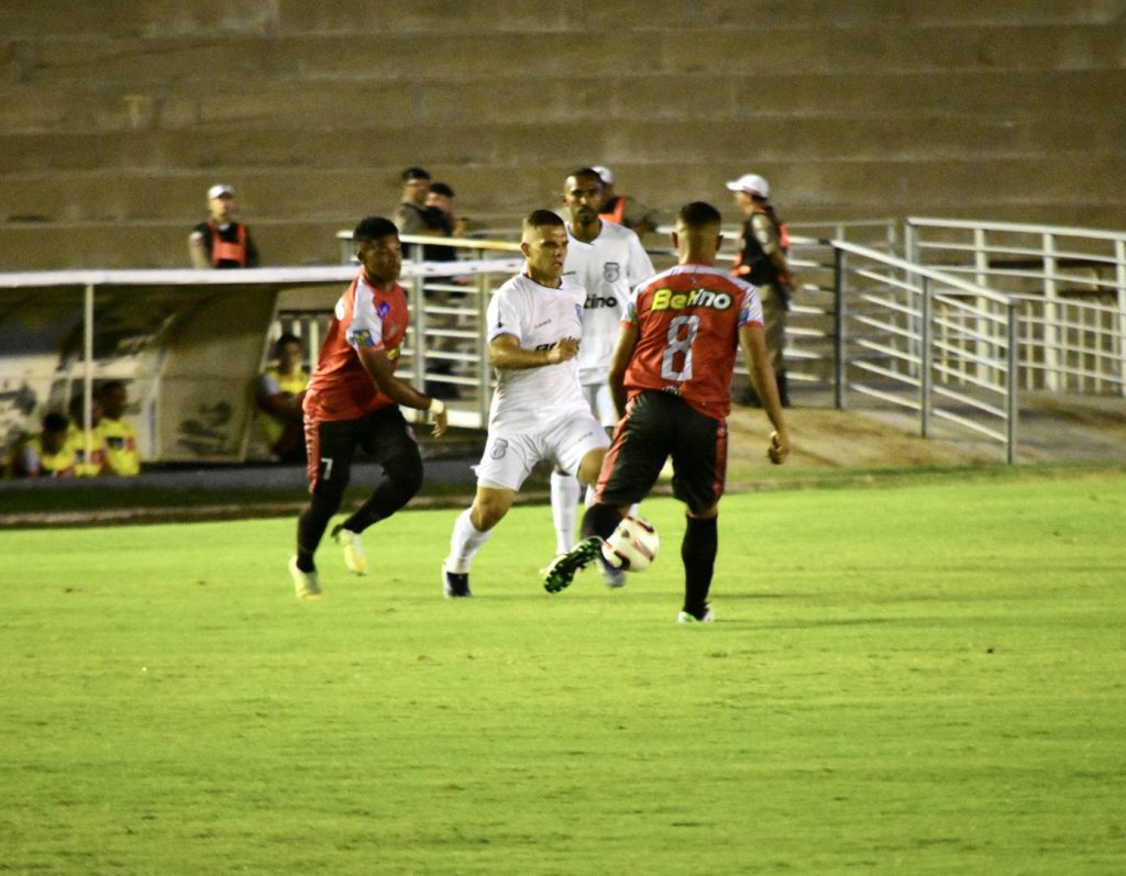 Treze vence o São Paulo Crystal e estreia bem no Campeonato Paraibano 2023
