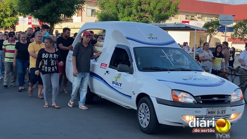 Sob forte comoção, corpo da pequena Maria Luiza, de 6 anos, que morreu após ser atingida por viga de concreto, é sepultado em Cajazeiras. VÍDEO