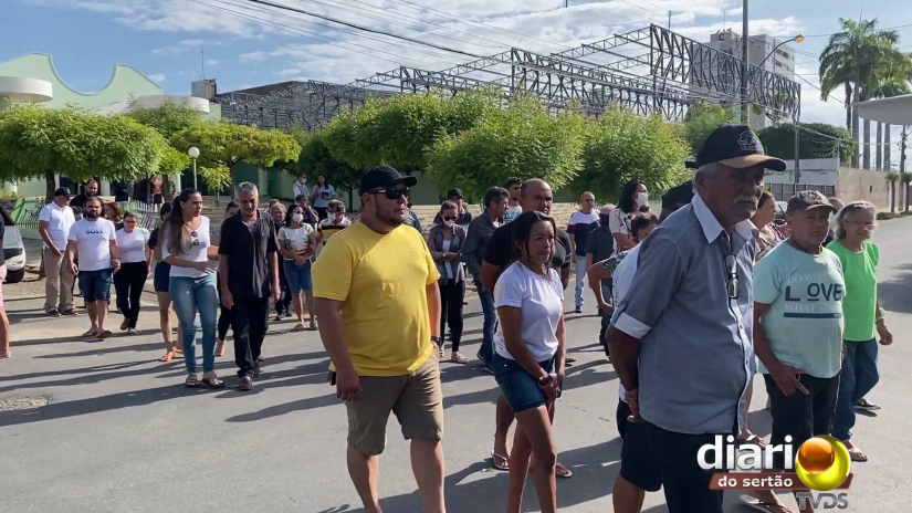 VÍDEO: Sob forte comoção, familiares e amigos se despedem com tristeza de Luzia da Difusora, segunda vítima de tragédia com viga de concreto em Cajazeiras
