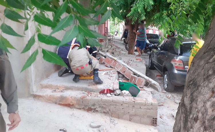 Avó sobrevivente de tragédia com viga de concreto está internada no Hospital Regional de Cajazeiras. VÍDEO