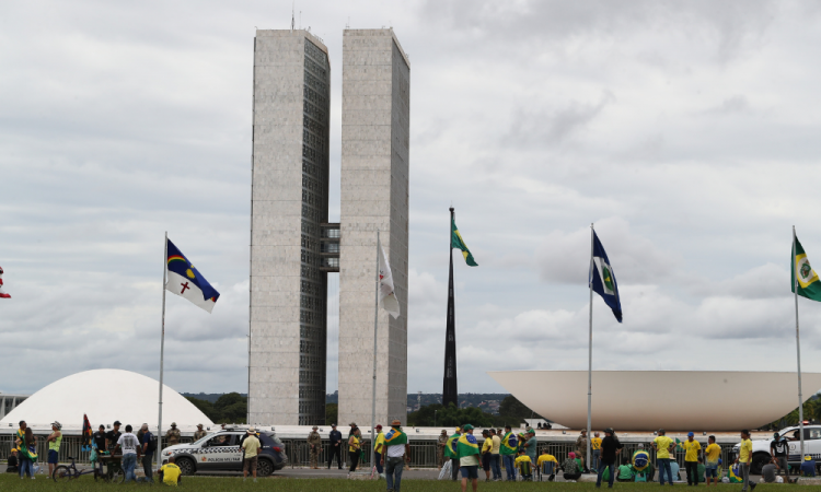 Manifestantes furam bloqueio e invadem Esplanada; veja vídeo