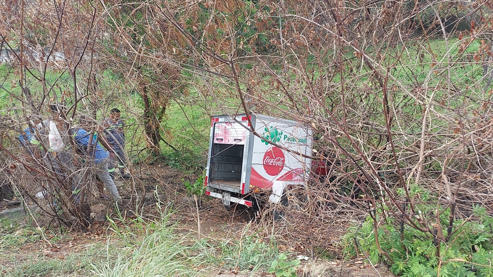 Funcionário de distribuidora de bebidas sofre acidente ao sobrar em curva na manhã desta terça-feira (10), na BR-230, próximo ao Parque Cruz da Menina, em Patos