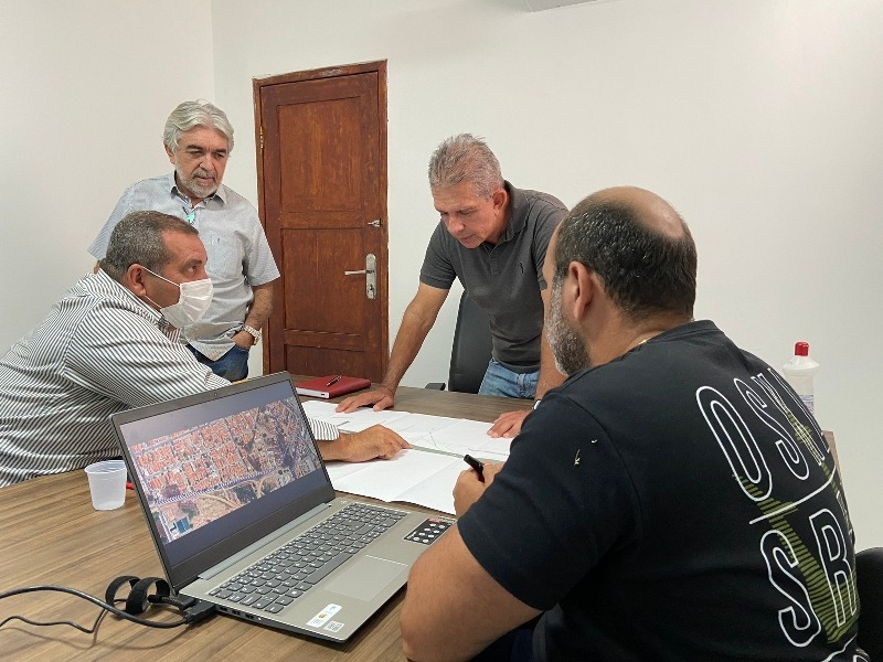 Prefeito Nabor Wanderley realiza visita técnica para abertura de vias às margens da estação ferroviária
