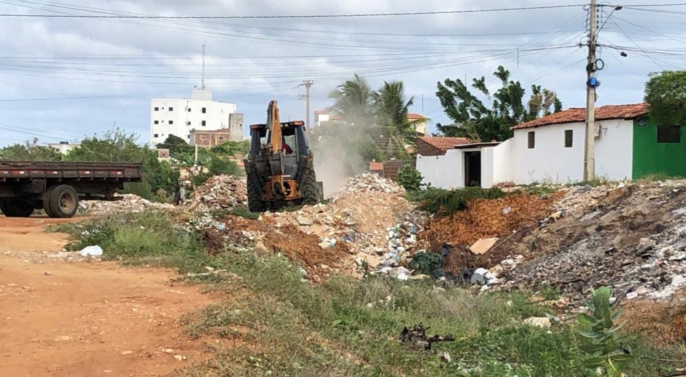 Força-tarefa contempla bairros do Dona Millindra e São Sebastião com remoção de lixo e entulho, e terraplanagem de ruas em Patos