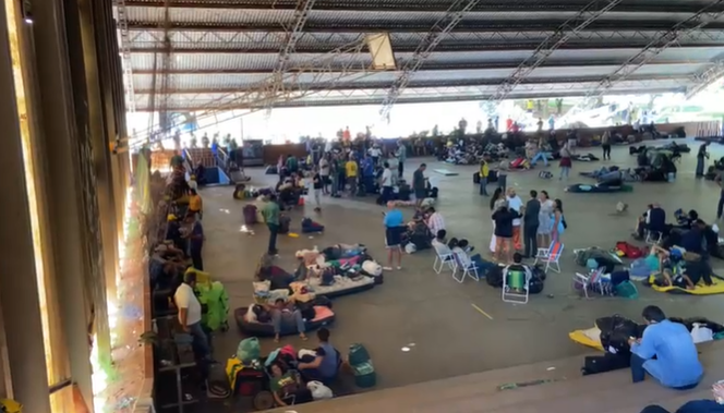 A agonia dos presos no ginásio da PF em Brasília. VÍDEO