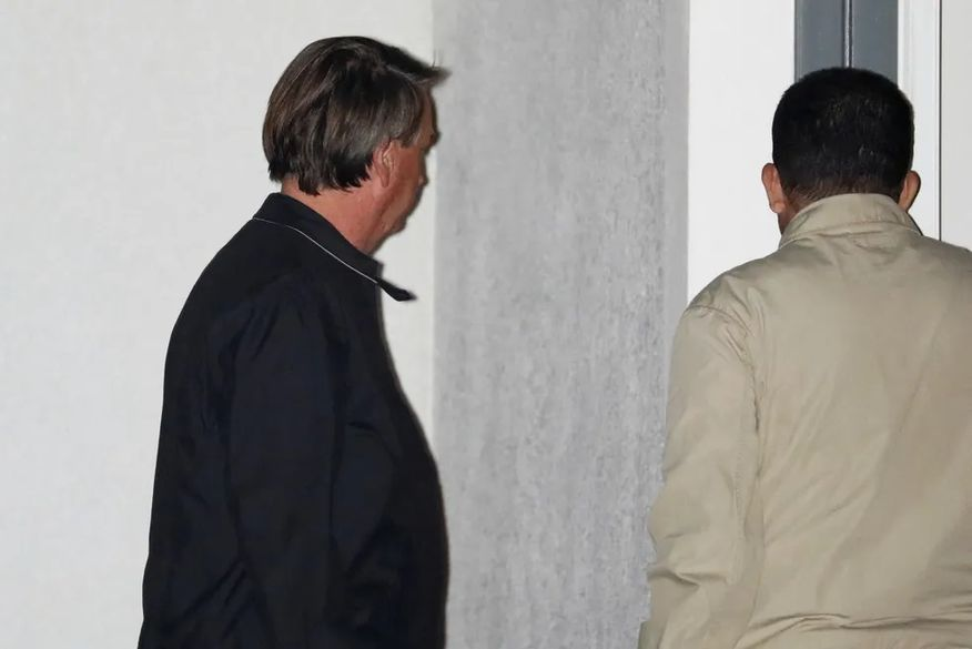 Bolsonaro recebe alta e deixa hospital em Orlando