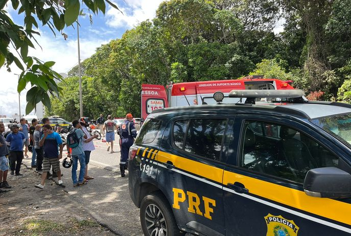 Motociclista tem pernas decepadas em acidente na BR-230, em João Pessoa, após ser atropelado por carreta
