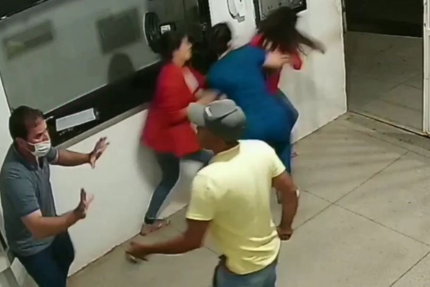 Homem ameaça equipe de hospital com faca, no Agreste paraibano, após ser impedido de entrar sem máscara. VÍDEO