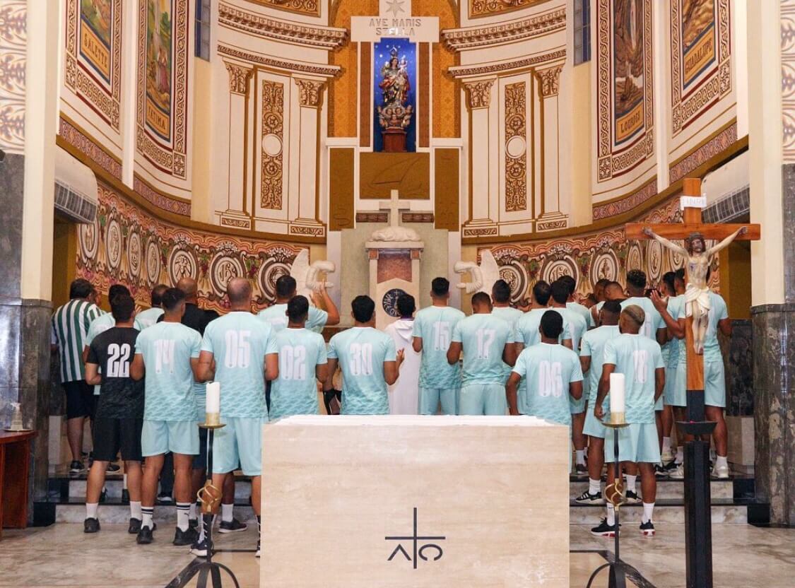 Fé e devoção: atletas e comissão técnica do Nacional visitam a Catedral de Nossa Senhora da Guia antes de estreia no Paraibano. VÍDEO