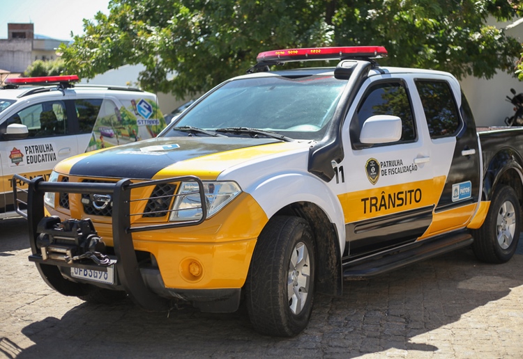 Homem é conduzido à delegacia após ameaçar e agredir verbalmente agentes da STTRANS durante ocorrência em Patos