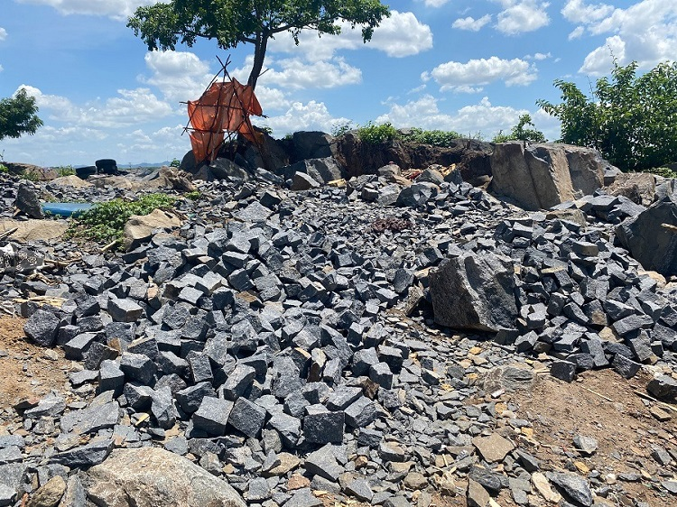Pedra de cerca de 5 kg cai em telhado de casa após explosão em pedreira na cidade de Cajazeiras. VÍDEO