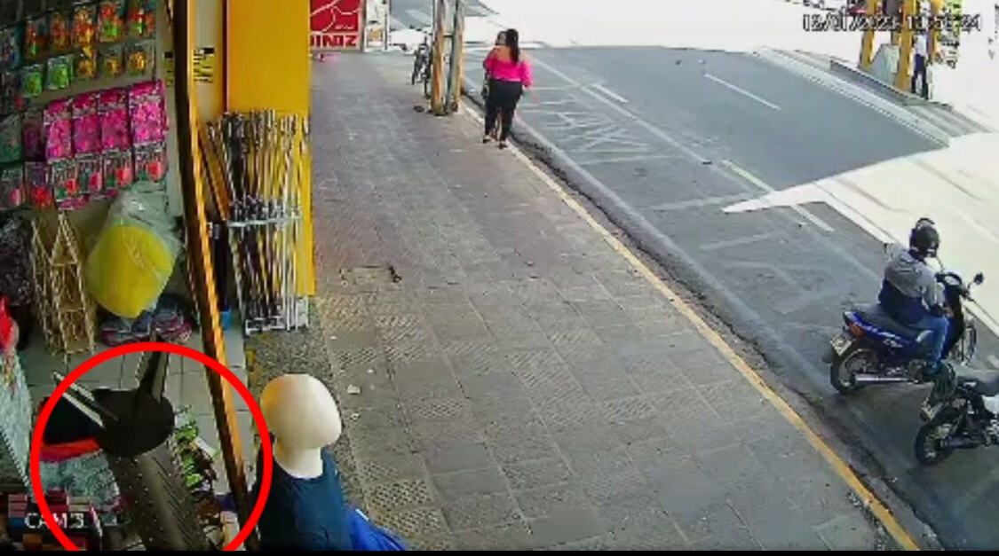 Homem é flagrado furtando perfumes de loja na tarde desta quinta-feira (12), no Centro de Patos. Veja vídeo