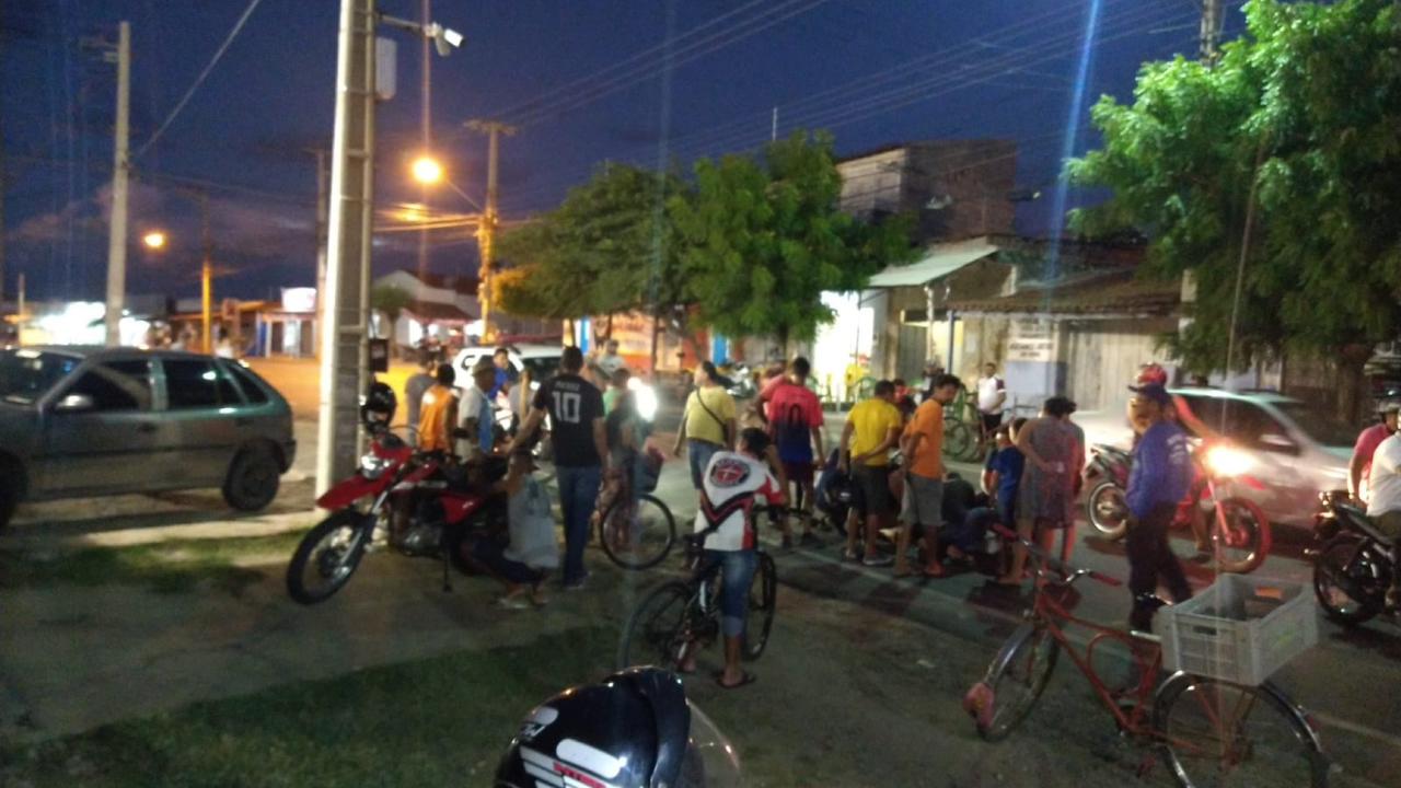 Motociclista fica gravemente ferido após ser atropelado por caminhão-pipa em tentativa de ultrapassagem no bairro do Jatobá, em Patos