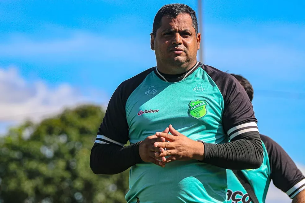 Após derrota para o São Paulo Crystal, Campinense demite técnico Flávio Araújo e anuncia Leston Júnior como novo comandante