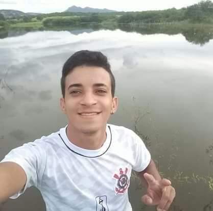 Pai de família desempregado há cerca de 1 ano e com experiência como motorista, busca por emprego em Patos