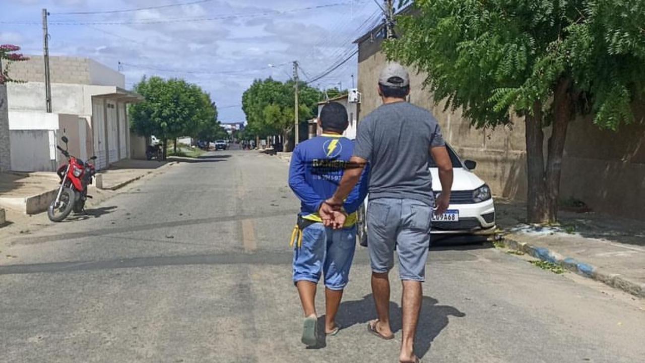 Homem é preso em flagrante após esfaquear companheira na madrugada deste sábado (14), em Patos