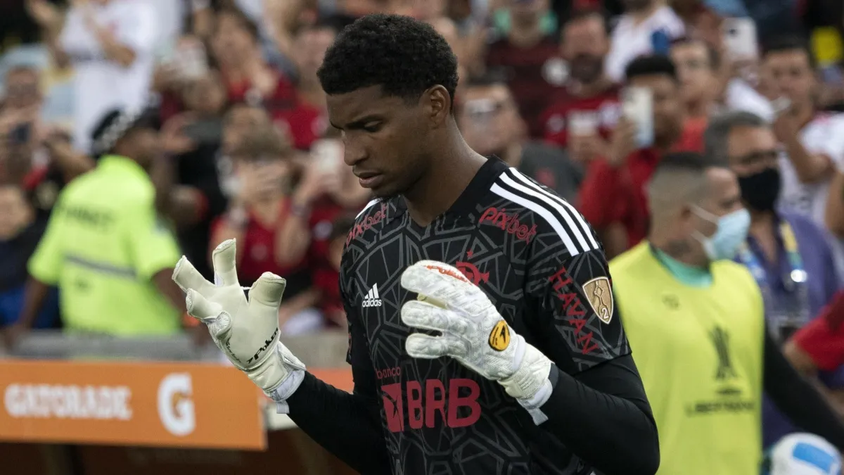 Por questões pessoais, Hugo Souza, do Flamengo, não quer mais ir para o Japão