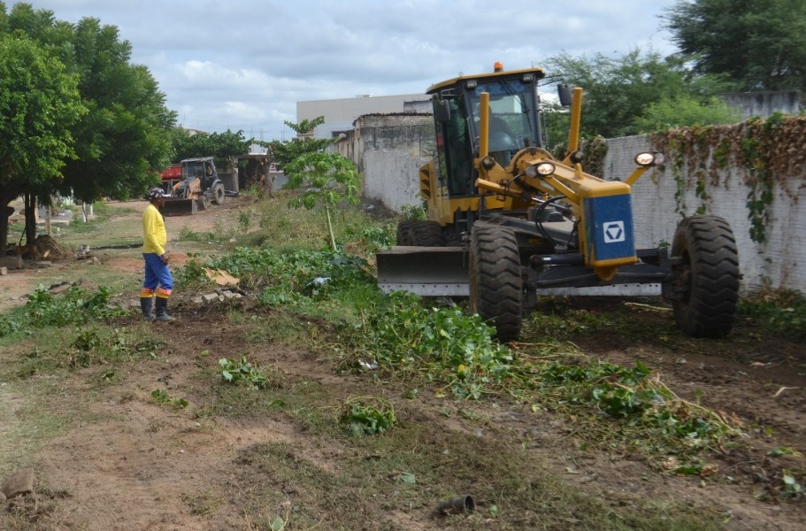 Prefeitura de Patos inicia abertura de vias às margens da estação ferroviária