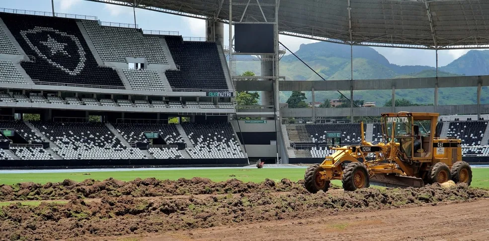 Botafogo inicia obras para colocar gramado sintético no Nilton Santos