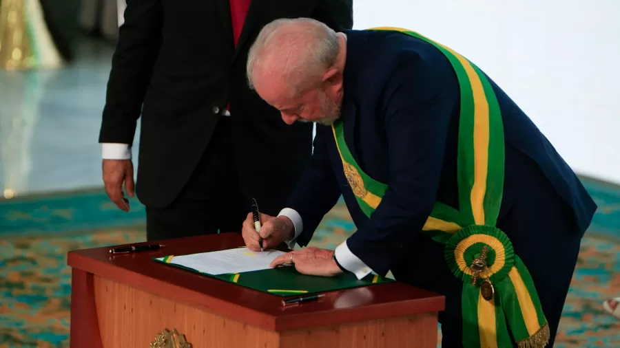 Com veto à nova identificação de recursos, Lula sanciona Orçamento para 2023