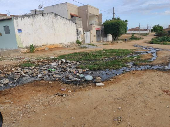Morador do bairro Santa Clara denuncia galeria estourada há cerca de três meses; Prefeitura diz que demanda será solucionada