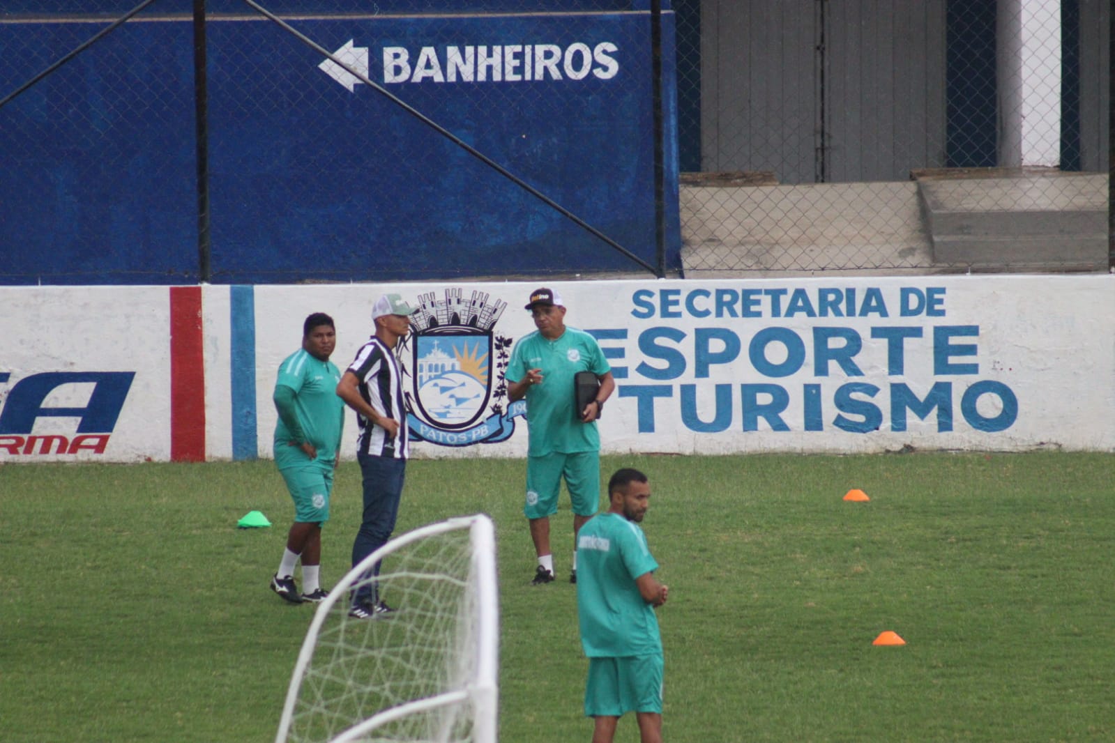 Técnico Flávio Araújo realiza primeiro treino a frente do comando do Nacional de Patos, destaca força da torcida e diz que clube brigará pelo título. VÍDEO