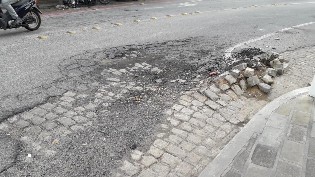 Moradores da Rua 18 do Forte, no Santo Antonio, e da Rua Manoel Cabral, no Jatobá, cobram conserto de crateras; Prefeitura diz que será resolvido