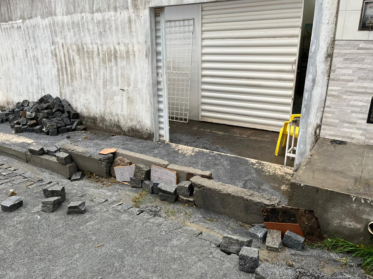 Morador do bairro Jatobá diz que perdeu tudo com as águas das chuvas e reclama das obras de calçamento. Ouça