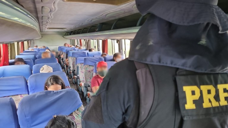 PRF captura foragido da Justiça com três mandados de prisão em aberto por roubo e associação criminosa, no Sertão da Paraíba