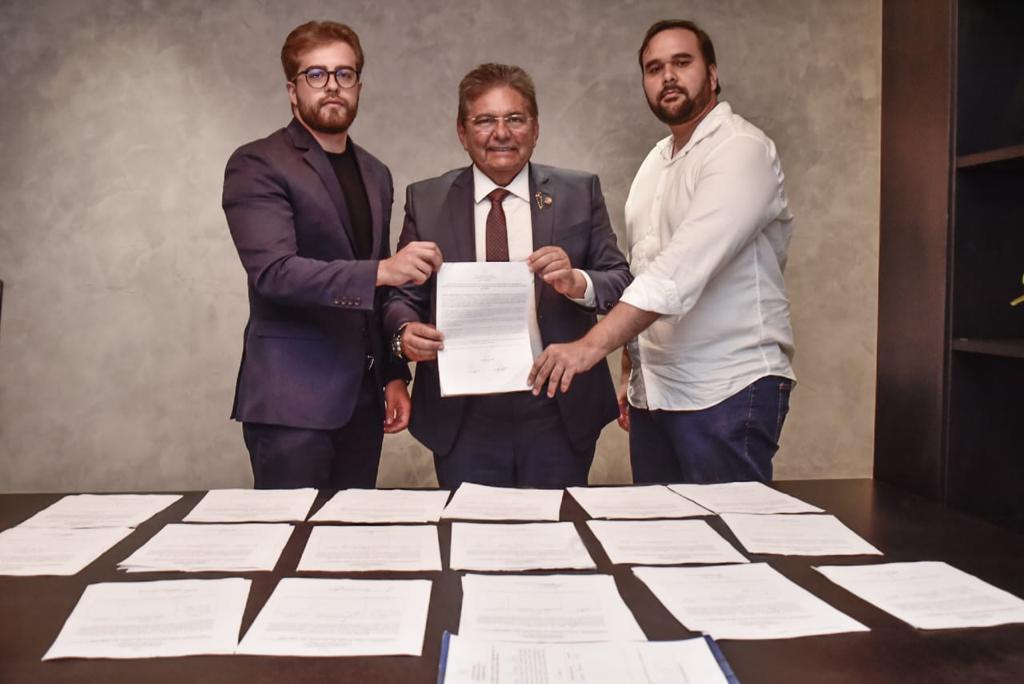 Adriano Galdino registra candidatura à presidência. Tião Gomes é o vice e Júnior Araújo ficou como secretário