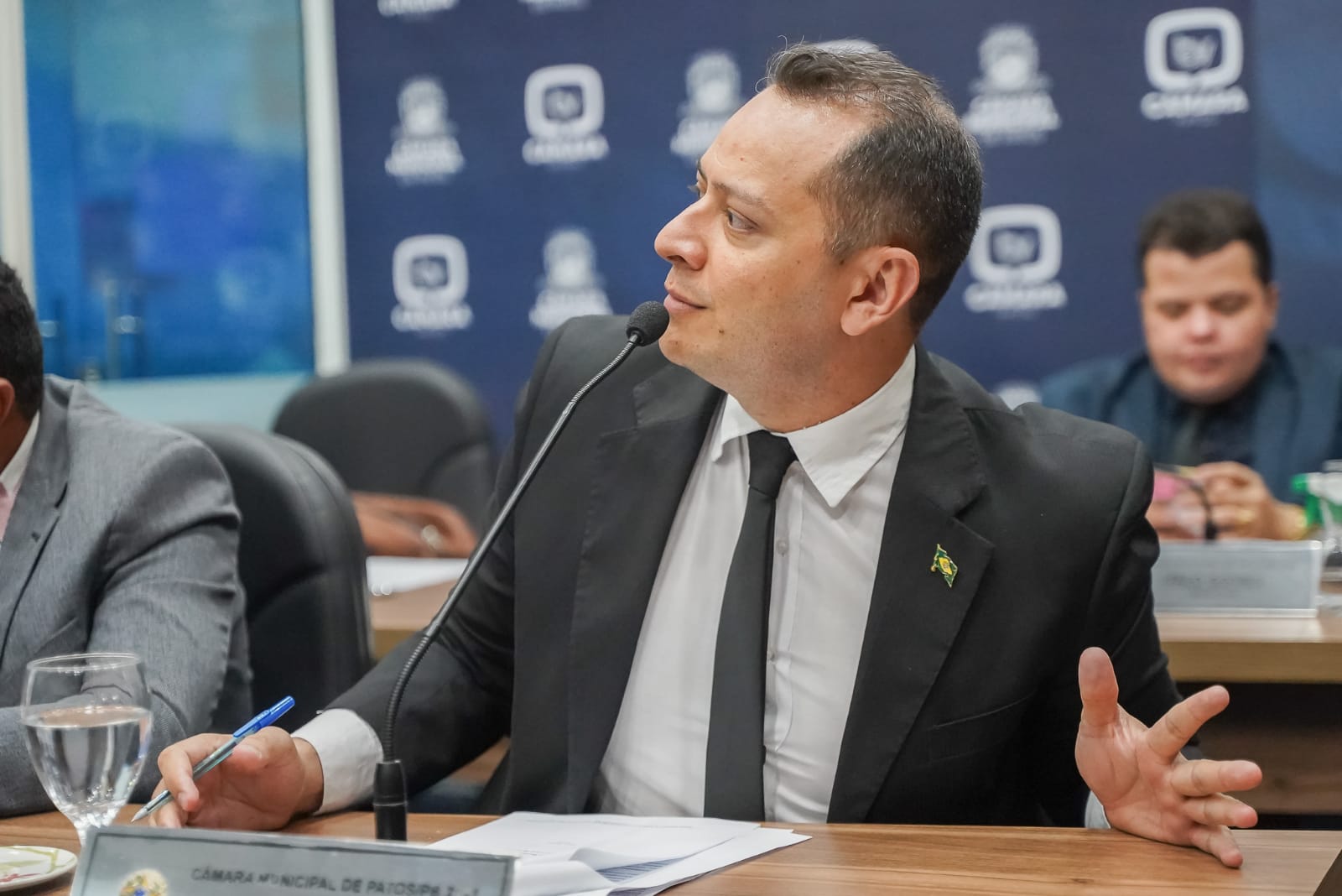 Vereador Josmá diz que cobrança de taxas de lixo e renovação de alvarás prejudica a economia de Patos; Prefeitura afirma que cobrança irá ajudar a acabar de vez com o lixão